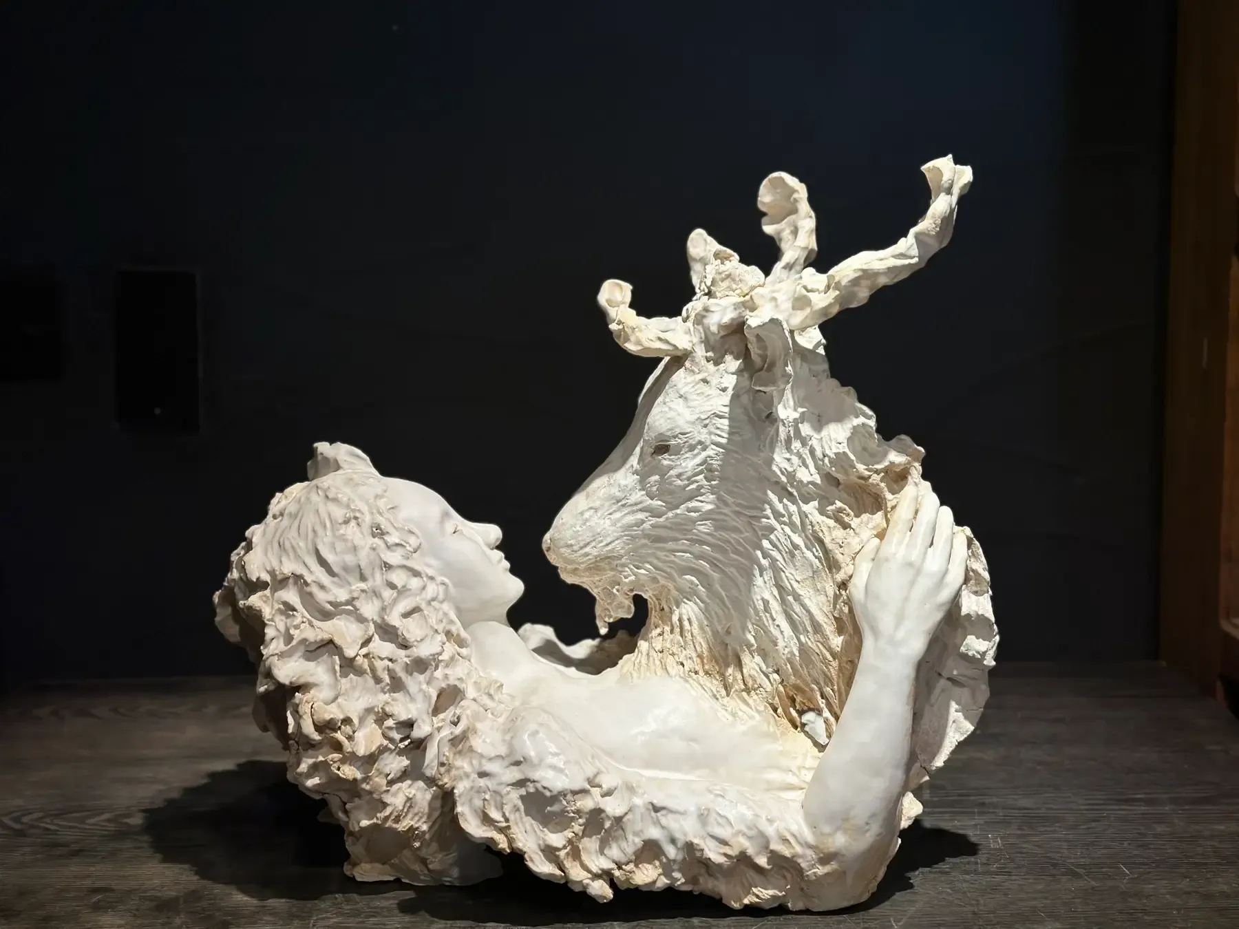 ブランコで遊ぶ親子三人の象、現代のシンプルな工芸品のプレゼント